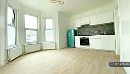 1 Bedroom Flat In Devonshire Road, London, Se9 (1 Bed) (#1154516)