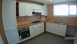 3 Bedroom Flat In Bowood Road, Enfield, En3 (3 Bed) (#1156135)