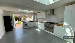 3 Bedroom House In Hillingdon Avenue, Staines-Upon-Thames, Tw19 (3 Bed) (#1156231)