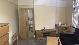 Ref:294 Studio Flat To Rent. £650 Pcm. Dss Applicants With Guarantor. Southall Broadway.shops Nearby