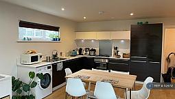 2 Bedroom Flat In Chatham Road, London, Sw11 (2 Bed) (#1129712)