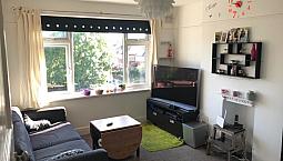 2 Bedroom Flat 8 Mins. Walk From Morden Tube Station
