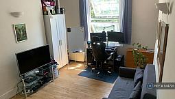 Studio Flat In Balham High Road, Balham, Sw17 (#1144725)
