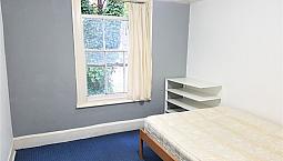 Spacious 3 Bedroom House Close Distance To Stratford Underground And Westfield Shopping !!