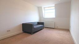 A Large 2 Bedroom Top Floor Flat Located Inbetween Finsbury Park & Archway