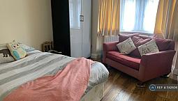 Studio Flat In Hanworth Road, Hounslow, Tw3 (#1142606)