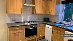 2 Bedroom Flat In Grove Road, Cockfosters, Barnet, En4 (2 Bed) (#1184369)